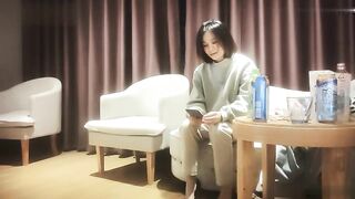勾搭美容院漂亮少妇床上超配合啪啪屁股就懂换姿势