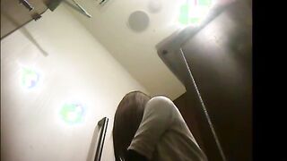 茶餐厅高级坐厕多视角偸拍各种职场女性方便