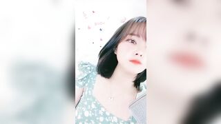 短发美女初下海大红唇甜美长相