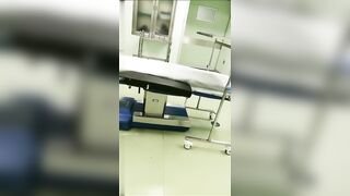 手术室小护士深夜值班大姨妈来双蛋震爆菊喷水_