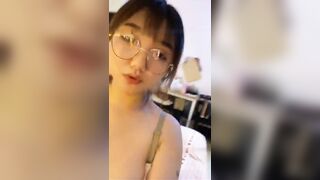 开档黑丝肉感肥臀眼镜骚货淫声荡语撩骚互动近拍扣逼道具自慰