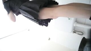 国内厕拍牛人潜入某大学女厕偷拍_