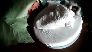 情趣酒店稀有白色大圆床摄像头偷拍_