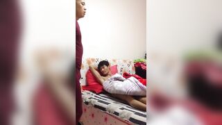 光头金主诱玩直男民工播放A片哄骗撸硬享受浓精颜射