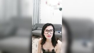 风骚黑框眼镜御姐居家和大哥啪啪_