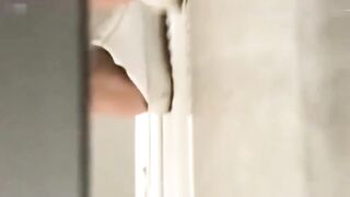 原来女生跟男生一样会在卫生间里自慰