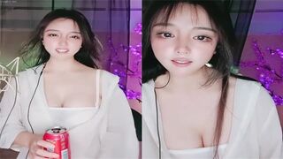 姑奶奶挂着透明窗帘裸舞尺度越来越大