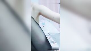 黑丝校服白嫩少女居家揉捏美乳高潮呻吟