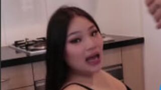 丰腴小母狗时时准备吃鸡在厨房做饭到一半就打起炮来