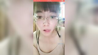 黑丝大奶眼镜骚妇包间里3P激战两名狼友