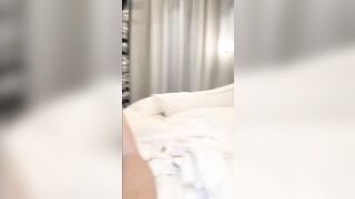 勾引哥哥女神被两个猛男轮流操直接操喷一直喷