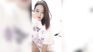饥渴大奶骚妇穿上黑丝口交伺候狼友激情大战