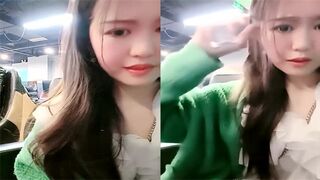 高跟苗窕贫乳马尾骚女淫声荡语撩骚互动卖场公测近拍扣逼自慰