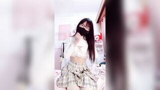 眼镜萌妹来姨妈了还紫薇_