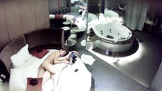 精品酒店偷拍系列偷拍非常会享受的富二代和颜值美女_