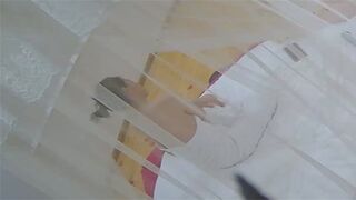 近距离视角偷拍裤里丝女孩