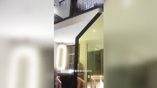 我的鸡巴一进我姐身体她就开始受不了了不断扭动