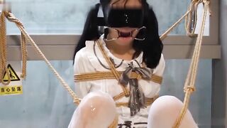 小萝莉被SM滴蜡