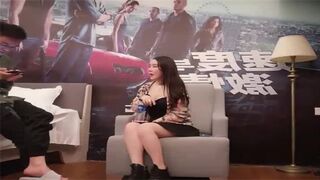 约了个网红脸妹子啪啪沙发调情扣逼
