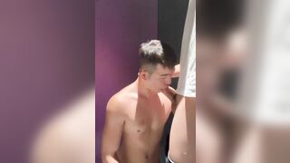 胸肌猛男健身房厕所吃直男大屌
