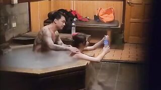 情侣私人温泉旅馆被偷拍