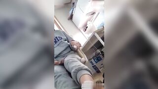 忽悠高中生学妹家里打飞机樱桃小嘴第一次口