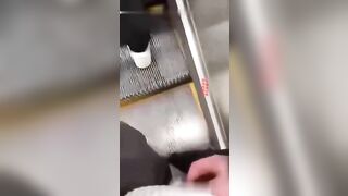沈阳惊现呲尿哥地铁见女孩就尿街射偷拍底裤都弱爆了