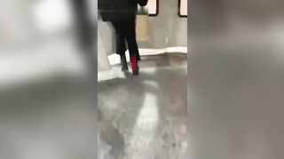 沈阳惊现呲尿哥地铁见女孩就尿街射偷拍底裤都弱爆了