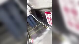 沈阳惊现呲尿哥地铁见女孩就尿街射偷拍底裤都弱爆了
