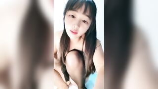 邻家小嫩妹甜甜圈穿着超可爱的小裙子自慰给你看