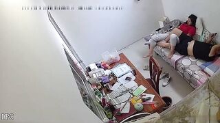 学校监控发现女老师在值班休息室与校领导边批改作业边操