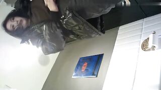 真实商场奇葩厕拍变态商城全景偷拍美女嘘嘘