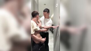 眼镜淫娃勾引公厕露鸟引诱帅哥