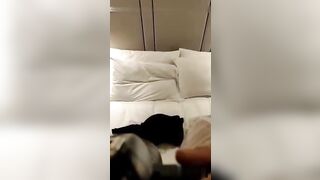 模特写真拍摄现场模特气质少妇型听指令摆弄各种姿势