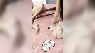 苗窕贫乳妹子穿上肉丝让狼友轮流爆操