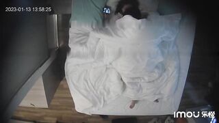 酒店偷拍C罩杯的大奶妹和刚在一起的男友出来开房_