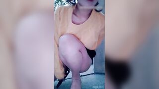 姐妹花大白天户外亭子里极致露出大奶子粉嫩逼真大胆