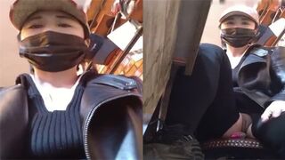 低调的是骚浪大排档老板娘穿着开裆裤带着跳蛋做生意