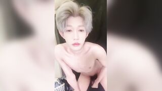 白嫩小鲜肉放假后放飞自我自拍发骚抠菊花各种秀嫩菊
