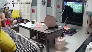 黑客破解家庭摄像头年轻夫妻客厅生活日常