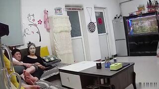 黑客破解家庭摄像头年轻夫妻客厅生活日常
