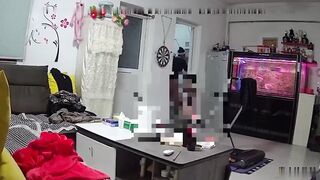黑客破解家庭摄像头年轻夫妻客厅生活日常
